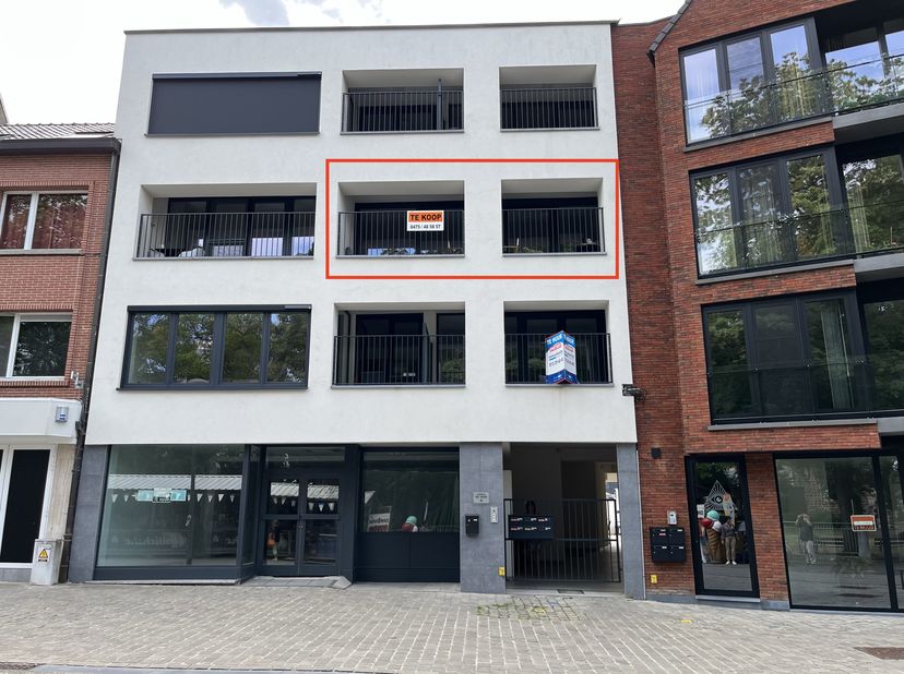 Exclusief appartement, op de 2de verdieping met een oppervlakte van 118 m2 . Van in de living en vanop het terras heb je zicht op de basiliek en de ee