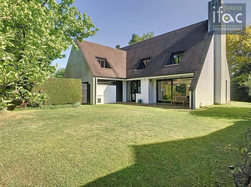 Villa idéalement située dans un quartier résidentiel à proximité de l&#039;Arboretum&lt;br /&gt;
&lt;br /&gt;
Rez-de-chaussée : hall d’entrée (15 m²), toilette séparée