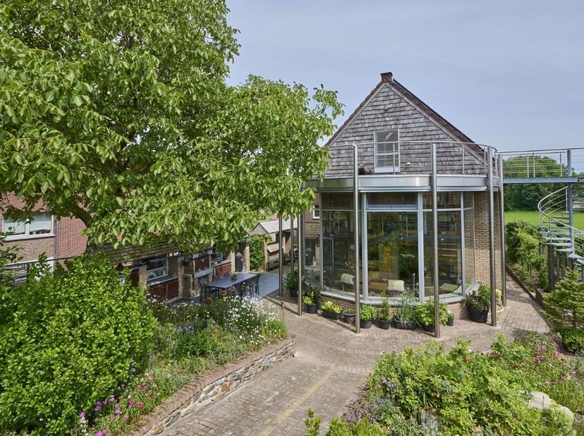 Deze charmante woning is gelegen in een rustige straat in Bree met zicht over weilanden aan zowel de voor- als achterzijde van het huis. De woning is