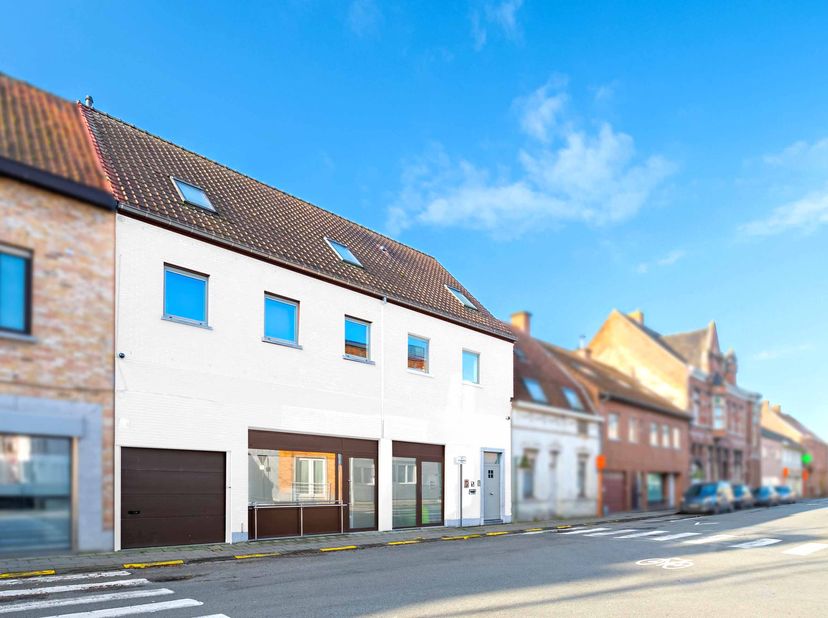 HANDELSGELIJKVLOERS: het gelijkvloers, met een oppervlakte van maar liefst 245m², werd in 2009 volledig vernieuwd en beschikt over een winkelruimte. A
