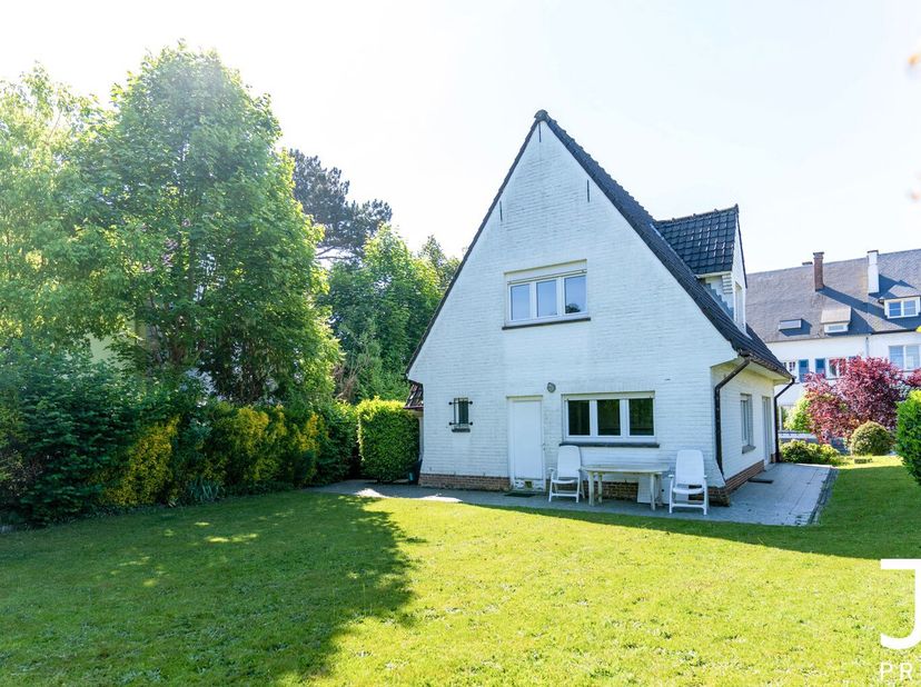 Gelegen in de begeerde wijk Chant dOiseau, op een steenworp van het Woluwepark, biedt deze elegante 4-gevelvilla een uitzonderlijke woonomgeving die r