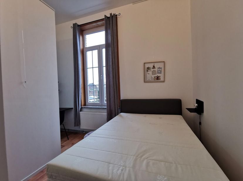 Co-living - Situé à quelques pas de la gare de Nivelles en plein coeur de la ville, magnifique chambre située dans une maison de caractère entièrement