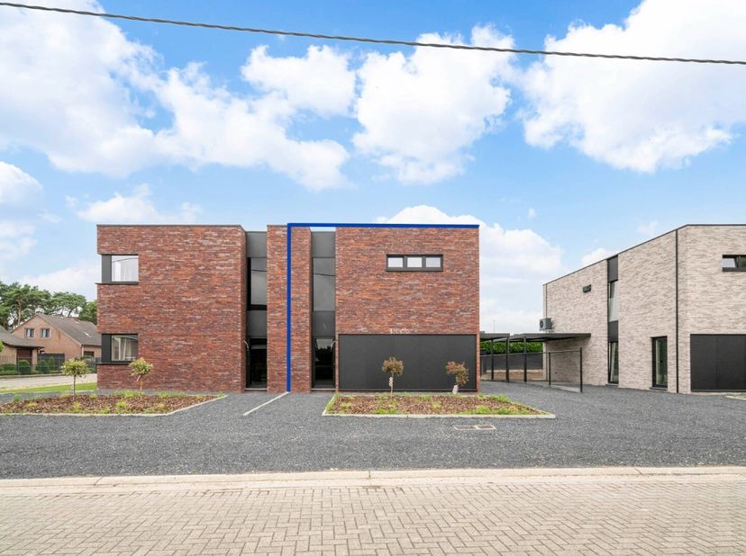 Deze halfvrijstaande energieneutrale (E-PEIL = 0) gezinswoning is gelegen op een rustige locatie te Dilsen op een perceel van 3a88ca. De woning is vol