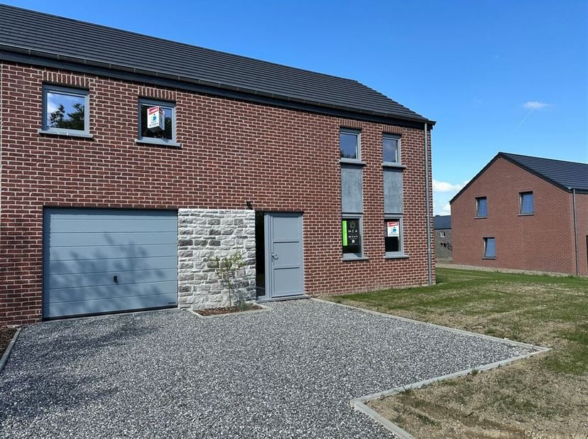 MCA Immobilier stelt u deze nieuwbouwwoning (lot 3) voor, halfopen bebouwing via de garage, ideaal gelegen in Petit-Han op een perceel van 7a71. Gebou