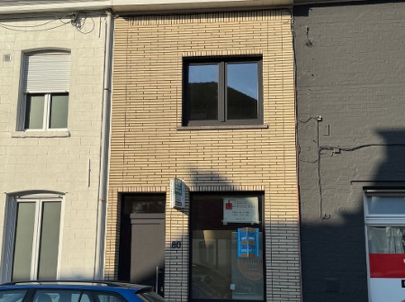 Rijwoning TE HUUR met koer en 3 slaapkamers. &lt;br /&gt;
De ruime leefruimte, de gezellige koer en de droge kelder bieden talloze mogelijkheden. Geïsoleerd