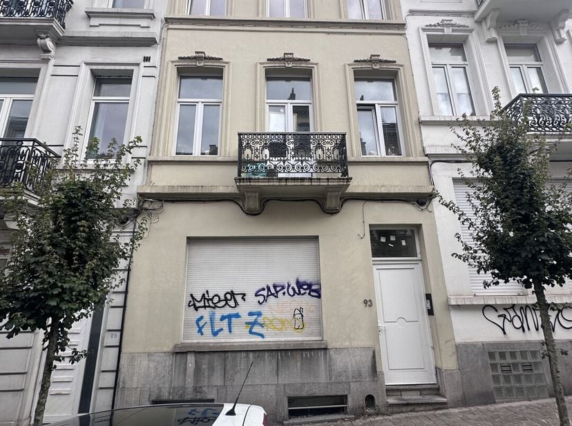 Maison de rapport entièrement rénovée  emplacement premium à deux pas de la Place Flagey&lt;br /&gt;
Située dans lun des quartiers les plus prisés de Bruxel