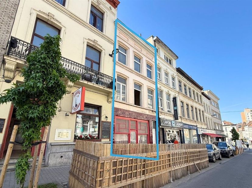 Home Expert Immo a le plaisir de vous présenter ce bel immeuble à fort potentiel, situé à Etterbeek à deux pas de la très prisée place Jourdan. Offran