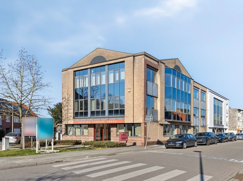 Deze energiezuinige kantoorruimte van 134m² bevindt zich op de 1e verdieping van een kleinschalig gebouw en heeft een zeer goede ligging, dichtbij vel