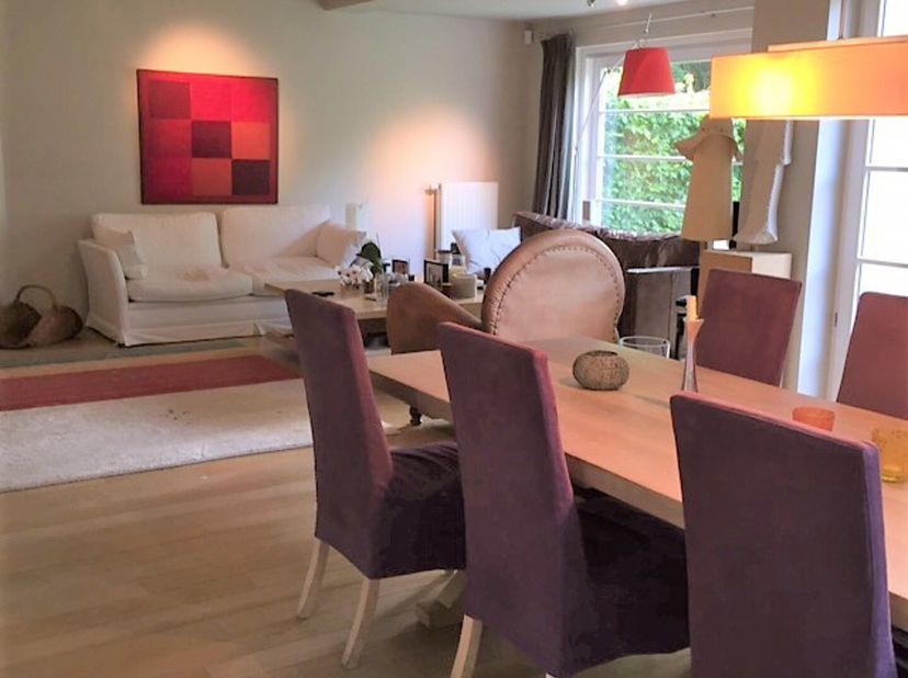 WOLUWE-SAINT-PIERRE, à deux pas de la place Dumon, dans un clos résidentiel calme et familial. Superbe maison 3 façades de 220m² (4CH/3SDB) avec garag