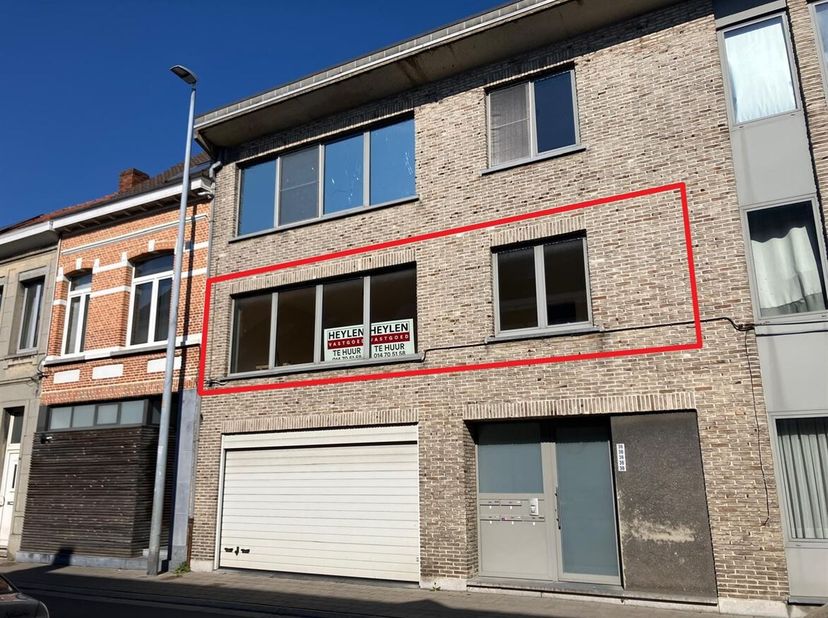 Gezellig 2-slaapkamer appartement in het centrum van Herentals&lt;br /&gt;
Ligging: Centraal gelegen appartement in een zijstraat van de Zandstraat (winkels