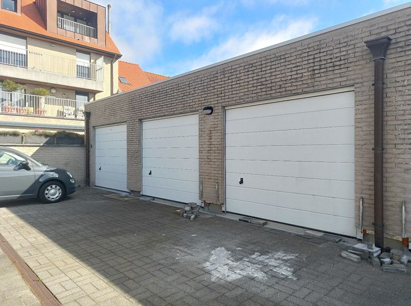 Nabij het centrum van Heist, vinden we deze recente garagebox terug. Met zijn ligging op de begane grond en in de buitenlucht, hoef je je geen zorgen