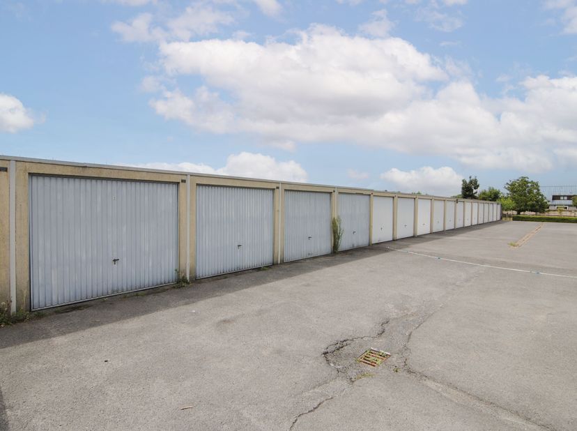Garage van 15m² te huur in Sint-Andries. Voorzien van een manuele poort en onmiddellijk beschikbaar. Gelegen nabij invalswegen en op korte afstand van