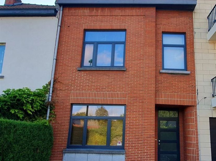 LINKEBEEK: Découvrez cette charmante maison de ville au coeur de Linkebeek, un village pittoresque aux portes de Bruxelles. À deux pas de la Place com
