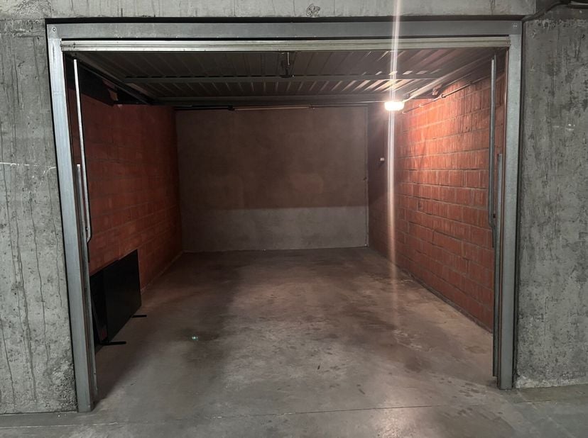 Ondergrondse ruime en geriefelijke garagebox met metalen kantelpoort, in Res. Cederboom, in- en uitrit Greenhillstraat die gemakkelijke verbinding ric