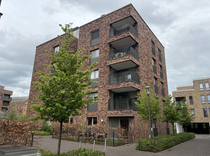 Penthouse (151 m2) récemment entièrement et luxueusement meublé au cur de Louvain, avec vue sur le centre historique de la ville. Les hauts plafonds e