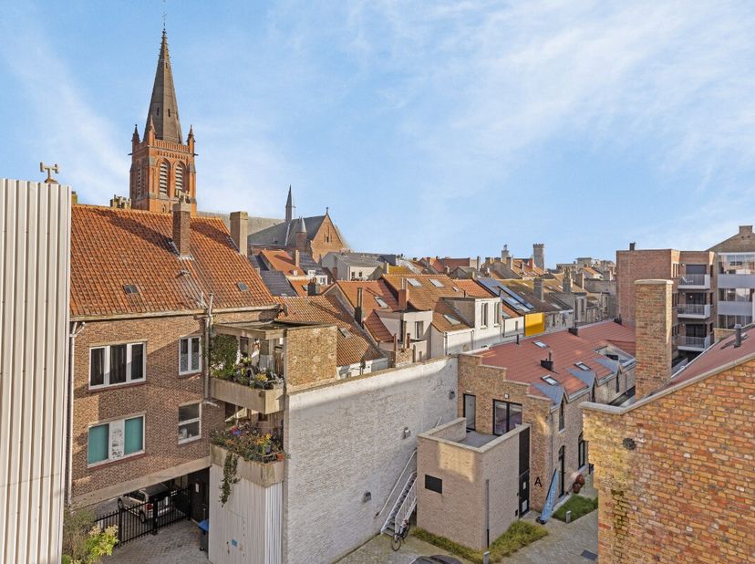 Oostende : Grand appartement de 3 chambres à vendre ! Cet appartement à rafraîchir, situé au 4e étage de la résidence Venus, avec ascenseur, 3 chambre