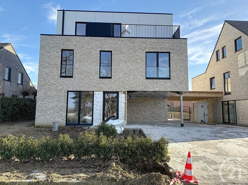 Dit nieuwbouwappartement van 78 m² op de gelijkvloers heeft een inkomhal met apart toilet, een ruime leefruimte met open keuken, ruime wasplaats/bergi