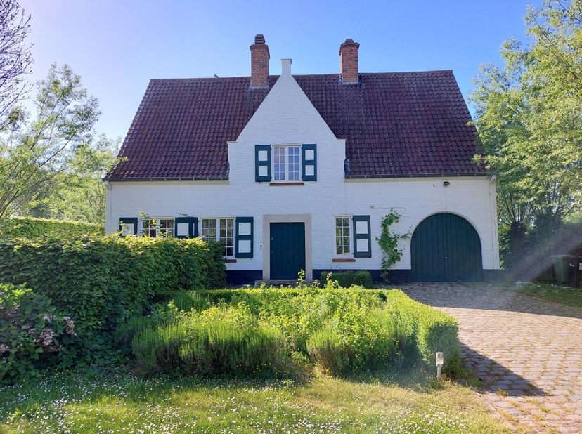 Deze ruime vrijstaande woning op een perceel van 1.000m² is gelegen aan het Zwinnevaartje en heeft o.a. een bureau, 4 slaapkamers, 2 badkamers en gara
