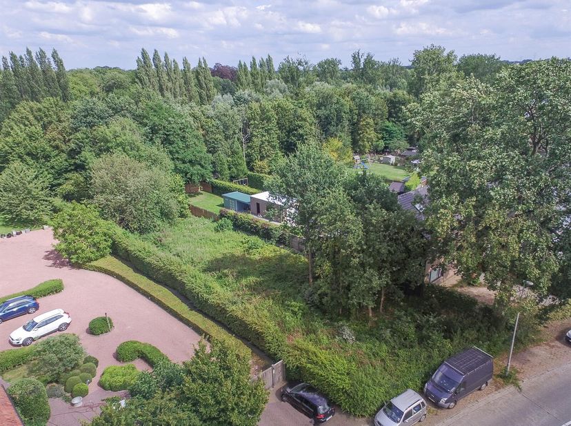 Dit prachtige perceel grenst langs de achterzijde aan de Cleydael golfclub en ligt op een boogscheut van centrum Hemiksem met een vlotte doorsteek naa