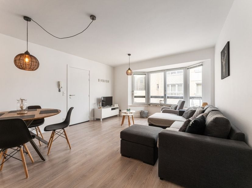 Cet appartement est situé au deuxième étage de la résidence Cacharel, à proximité de la rue commerçante animée et à distance de marche de la digue.&lt;br