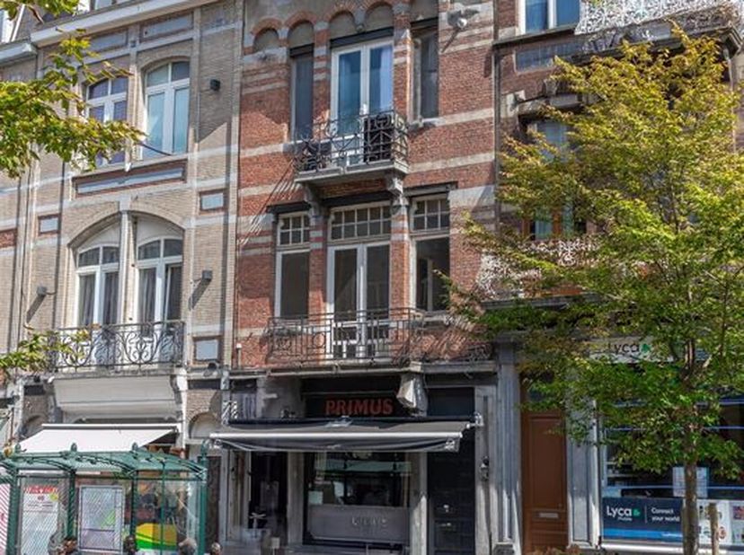Property One vous propose un immeuble mixte idéalement situé entre la maison communale et la barrière de Saint-Gilles. Limmeuble se compose dun rez-de
