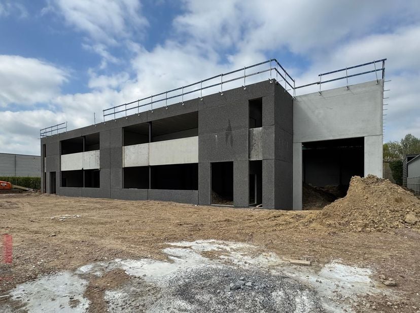 Magazijn van 649 m² met 103 m² kantoorruimte en 109 m² polyvalente ruimte.&lt;br /&gt;
&lt;br /&gt;
Het magazijn is opgebouwd uit een staalconstructie met betonpa