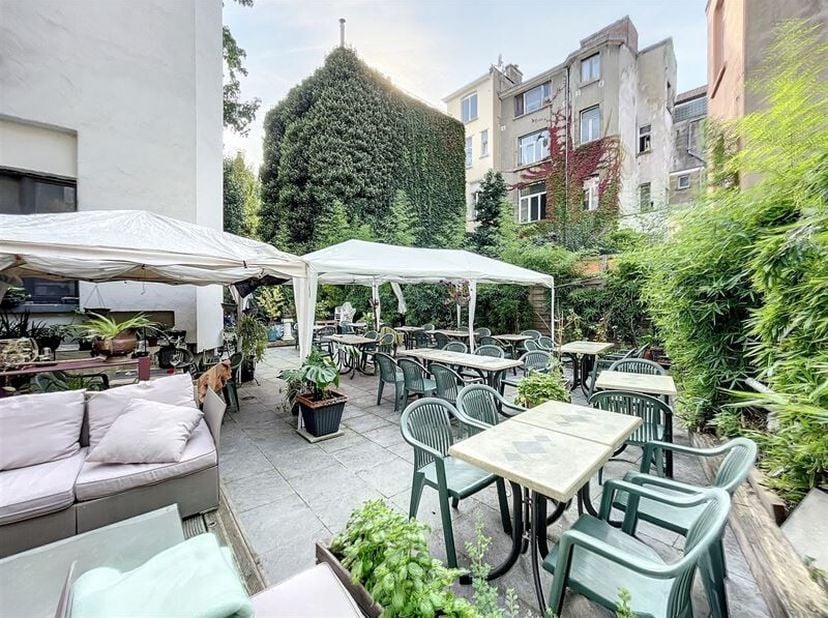 Europese wijk, Schitterend Horecabedrijf te koop, met een oppervlakte van ±300m² inclusief 2 grote platforms. Terras ±120m². Huidige opdracht: restaur