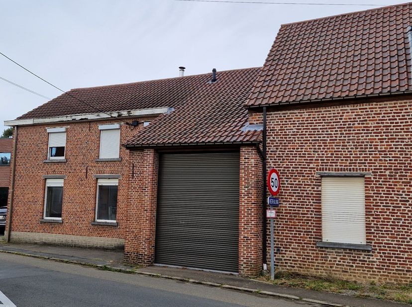 Deze (deels) gerenoveerde woning met 250 m² bewoonbare oppervlakte biedt alle comfort en ruimte die je nodig hebt. Deze half open bebouwing heeft 4 sl