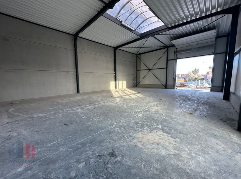 Nieuwbouw KMO-unit van 340 m² en 6 privatieve parkeerplaatsen te koop in Wevelgem.&lt;br /&gt;
&lt;br /&gt;
De geïsoleerde casco magazijnruimte is opgebouwd uit e