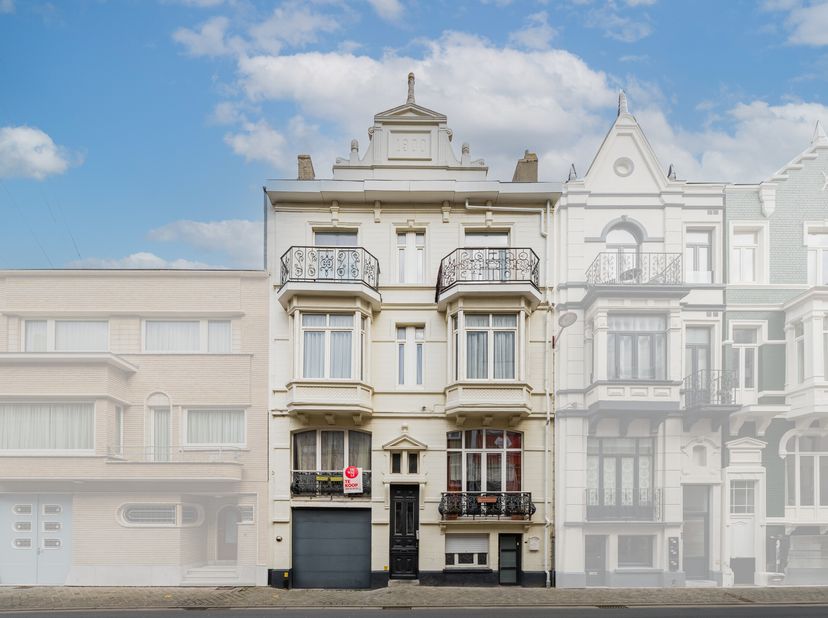 Ce manoir de caractère à vendre situé le long de la Velodroomstraat à Ostende a été divisé en 5 appartements licenciés avec les permis nécessaires. &lt;b