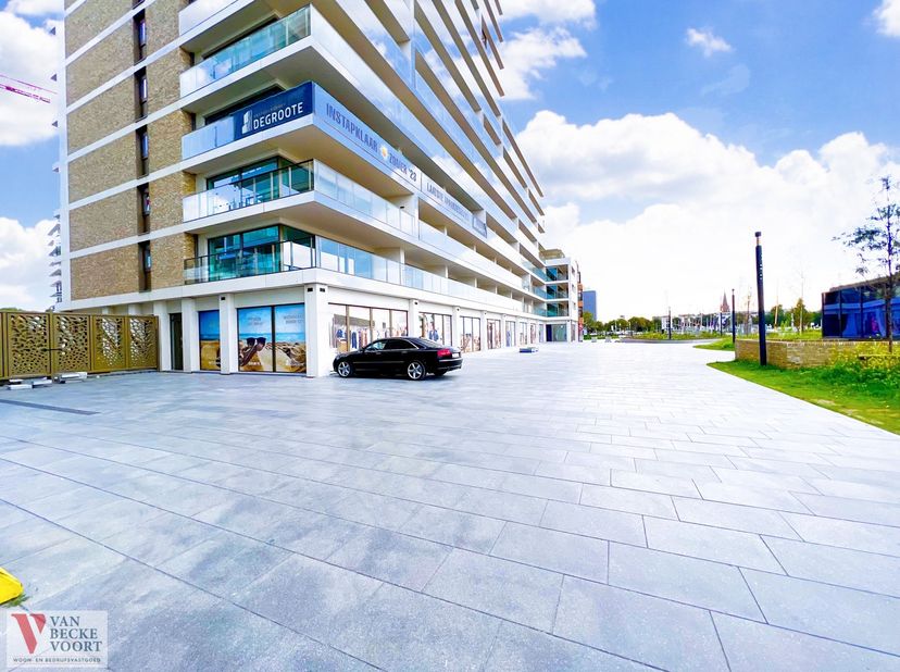 Op zoek naar een exclusieve sky-high business locatie ? Zoek niet verder en ontdek het nieuwe stadsdeel in het centrum van Oostende: SKY DISTRICT. &lt;br