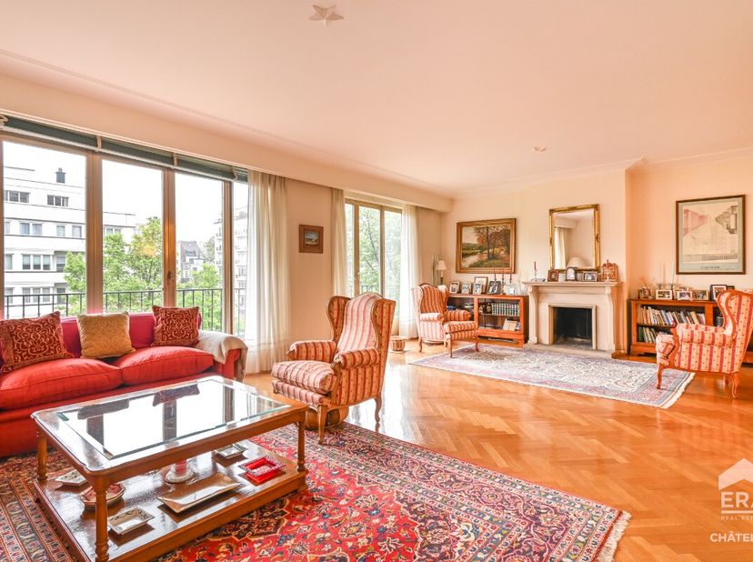 ERA CHATELAIN vous propose ce lumineux appartement situé au 4ème étage d&#039;une copropriété de grand standing idéalement situé sur la prestigieuse Avenue
