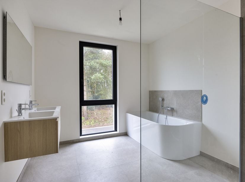 Sur un terrain de 368 m², nous trouvons ce bâtiment mitoyen (lot 2) avec 3 chambres à vendre. Situé près du centre de Balen et bien relié à Mol, Lomme