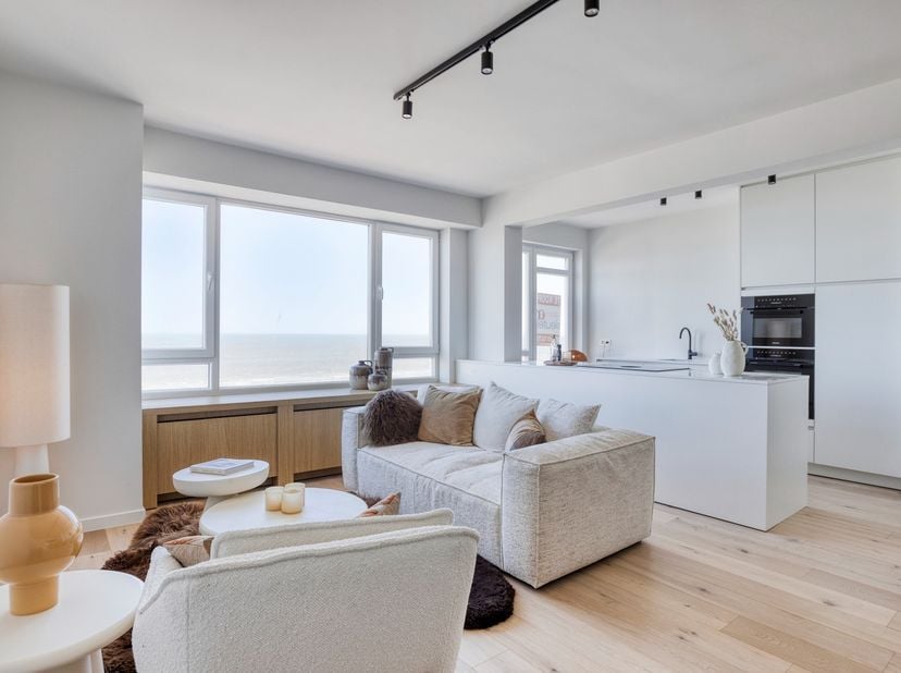 Op de ZEEDIJK bevindt zich dit TRENDY &amp; LUXUEUS GERENOVEERD appartement met 3 SLAAPKAMERS &amp; FENOMENAAL ZEEZICHT. Dit LUMINEUS appartement (6°V) werd u