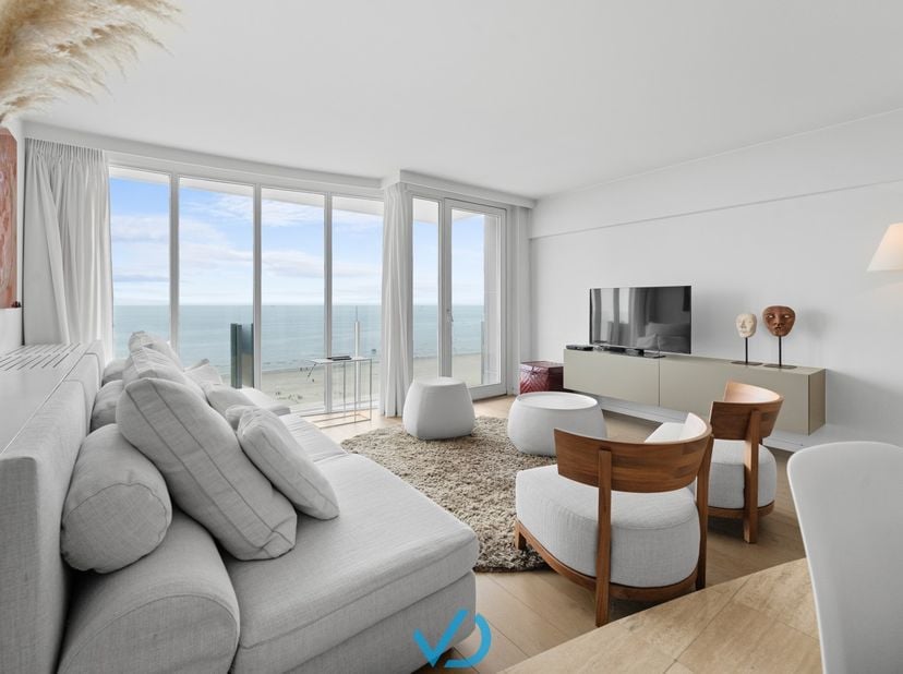 Op een absolute toplocatie aan de Zeedijk in Nieuwpoort vinden we dit prachtig gerenoveerde appartement terug. Nieuwpoort is dé plek waar natuur, gesc