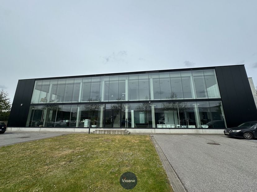 Kantoorruimte in een modern, recent gebouw - zeer gunstig gelegen in de industriezone, vlak aan de oprit van de autosnelweg - vlotte bereikbaarheid en