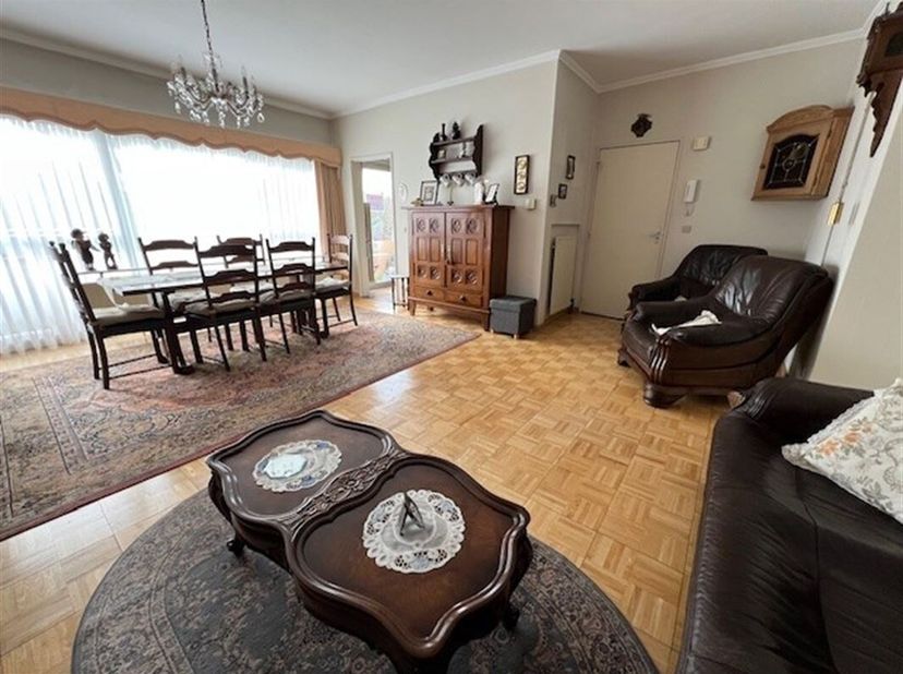 Ontdek dit charmante appartement in het hart van Kontich. &lt;br /&gt;
Bij binnenkomst verwelkomt de gezellige woonkamer met open haard u met een overvloed