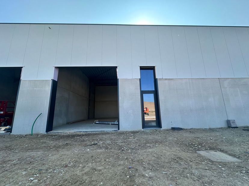 PME de construction récente d&#039;une superficie de 168 m² à vendre. Excellente situation au sud de Bruxelles/Halle et au nord de Saintes/Tubize. Excellen