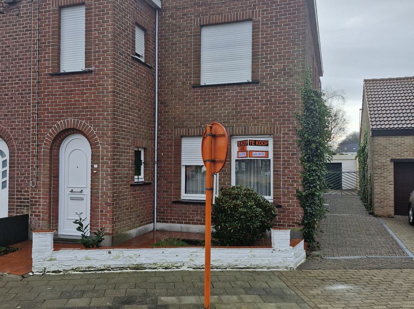 Gezinswoning met 4 slaapkamers en tuin te Gavere.&lt;br /&gt;
Halfopen bebouwing, zeer rustig gelegen nabij school en centrum van Gavere, op 600 m² met op h