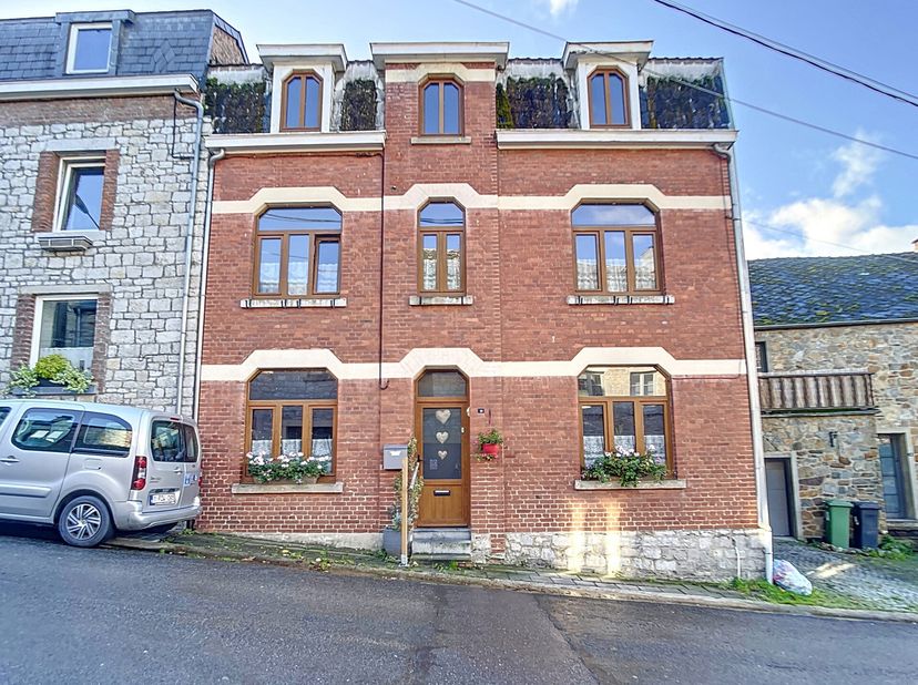 Charmante maison 2 façades idéalement située au cur de Beauraing, à deux pas de toutes les commodités.&lt;br /&gt;
Cette jolie bâtisse a déjà bénéficié de d