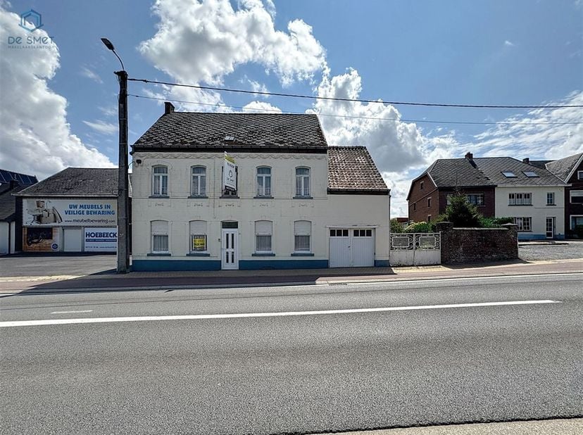 Te renoveren woning met 4 slpks, garage &amp; prachtige tuin  vlak aan station Lierde&lt;br /&gt;
Deze ruime woning met veel potentieel is ideaal gelegen aan he