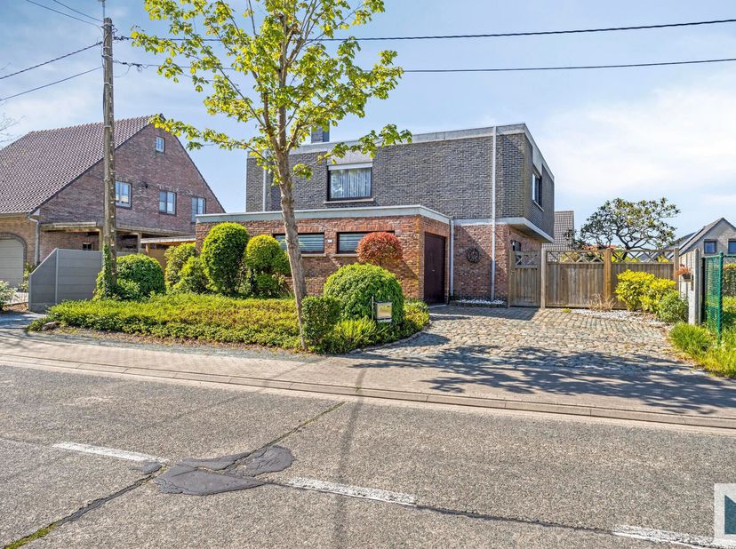 Landelijk gelegen OB met veel karakter en mogelijkheden nabij Buggenhoutbos!&lt;br /&gt;
Deze solide woning werd in 1978 zeer modern opgetrokken waardoor de