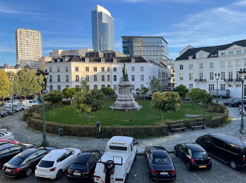 Mooie volledig gemeubileerde flat te huur (gebouwd in 2015) gelegen in de buurt van een Europese wijk, school en winkels.De flat heeft een totale woon
