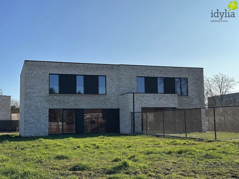 LOT 2  Huize Adagio: Jouw woning, jouw stijl&lt;br /&gt;
- Ruim perceel van 5a 39ca&lt;br /&gt;
- Open woongedeelte op het gelijkvloers met veel lichtinval&lt;br /&gt;