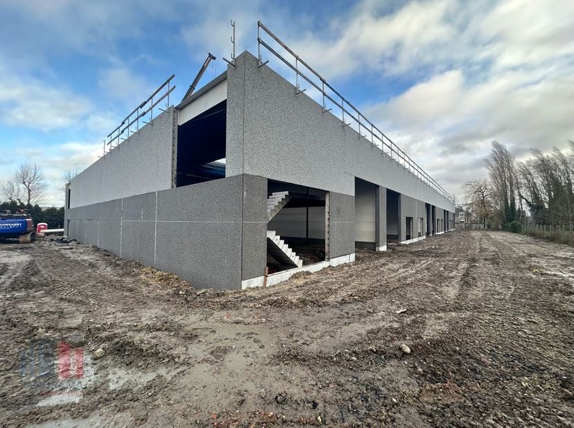 Nieuwbouw KMO-unit met een oppervlakte van 223 m² en 26 m² mezzanine te koop vlak bij de Meensesteenweg met een onmiddellijke verbinding naar de A19 o