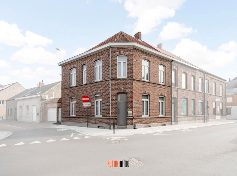 Op de hoek van de Wijnendalestraat en de Processiestraat, vinden we deze karaktervolle, instapklare hoekwoning. Perfect als starterswoning of beleggin