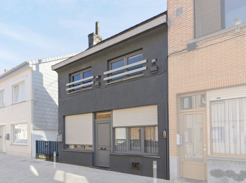Nabij het centrum van Wetteren vindt u deze charmante woning met zuidgerichte koer en tal van mogelijkheden.&lt;br /&gt;
Bij het betreden van de woning komt