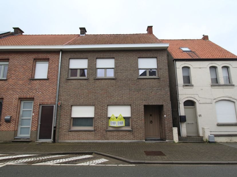 In centrum Zingem treffen we deze ruime woning aan met 3 slaapkamers, een tuin met terras en 2 garages!&lt;br /&gt;
Door de centrale ligging beschikt de won