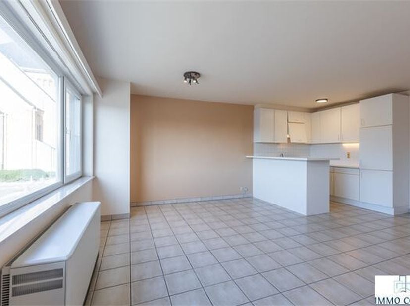 Appartement non-meublé,   belle situation centrale après l&#039;église,  près du centre commercial et dans les environs de la digue de mer.  L&#039;appartement