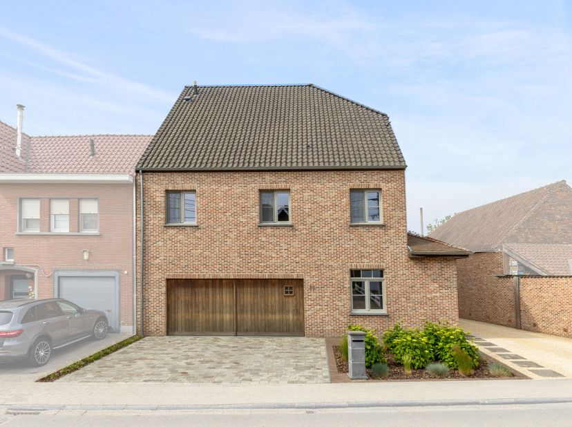 - Topligging - Rustig en vlot bereikbaar, dichtbij Aalst, Gent en E40.&lt;br /&gt;
- Energiezuinig - EPC A, 15 zonnepanelen, airco, regenwaterrecuperatie.&lt;b